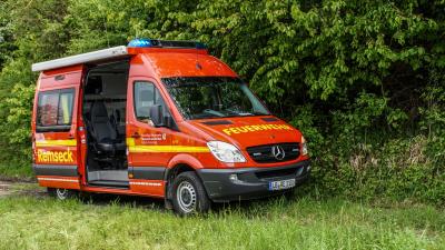 Remseck: LKW mit Gasflaschen kippt um - Grosseinsatz der Feuerwehr