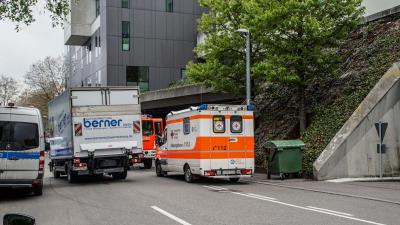 Stuttgart: PKW frontal auf Mauer in Tiefgarage