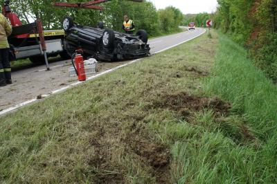 Ispringen: schwerer Verkehrsunfall, Pkw Ueberschlaegt sich mehrfach - 1 Person schwer Verletzt