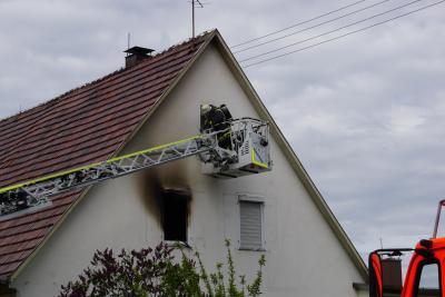 Kirchheim-Nabern: Dachgeschosswohnung brennt voellig aus 