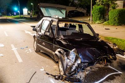 Nuertingen: Schwerer Verkehrsunfall mit drei Verletzten - Motor aus Fahrzeug gerissen