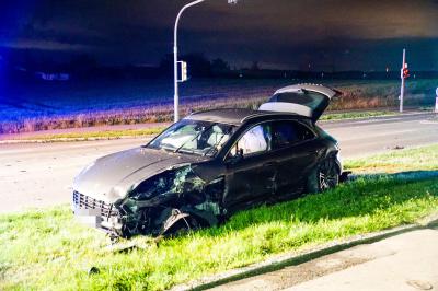 Nuertingen: Schwerer Verkehrsunfall mit drei Verletzten - Motor aus Fahrzeug gerissen