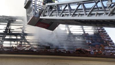 Gaertringen :Brand eines Dachstuhl fordert die Feuerwehr 