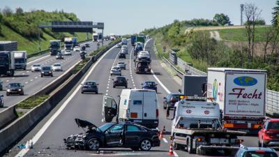 Leonberg: Audi ueberschlaegt sich mehrmals - Fahrer schwer verletzt