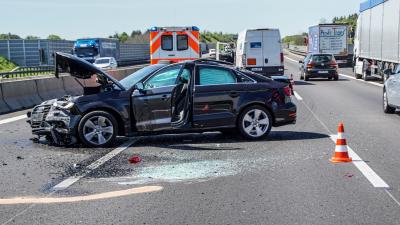Leonberg: Audi ueberschlaegt sich mehrmals - Fahrer schwer verletzt