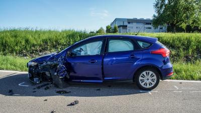 Gaertringen: Motorradfahrer kracht in Gegenverkehr und wird lebensgefaehrlich verletzt