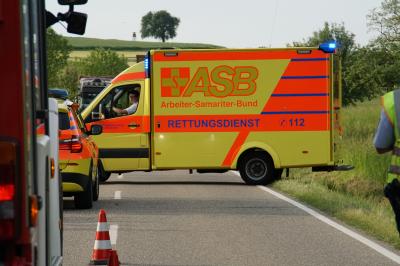 Koenigsbach-Stein: ein Verkehrsunfall mit Pkw vs. Krad - 1 Person mittelschwer Verletzt