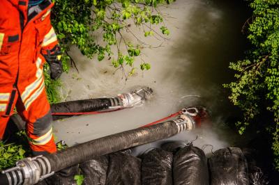 Auenwald-Hohenweiler: Weisse Fluessigkeit im Bach loest Grosseinsatz aus