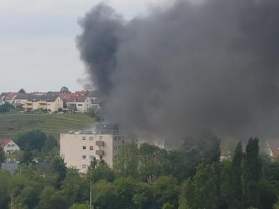 Stuttgart Bad Cannstatt: Hochhausbrand sorgt fuer Feuerwehrgrosseinsatz