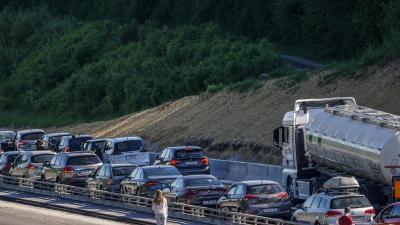 Leonberg: Rauchentwicklung bei Pferdetransporter fuehrt zu Vollsperrung der Autobahn