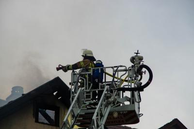 Tuttlingen: Dachstuhlbrand eines Wohn-und Geschaeftshauses - Feuerwehrmann erleidet Schwaecheanfall