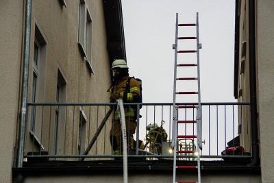 Tuttlingen: Dachstuhlbrand eines Wohn-und Geschaeftshauses - Feuerwehrmann erleidet Schwaecheanfall