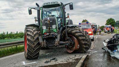 Herrenberg: PKW kracht in Traktor - Fahrerin schwer verletzt.
