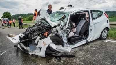 Herrenberg: PKW kracht in Traktor - Fahrerin schwer verletzt.