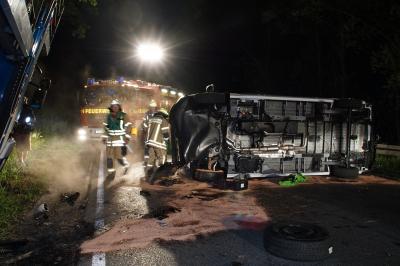 Muehlacker: auf der B10 kam es zu einem schweren Unfall zwischen einem klein Transporter und Pkw Transporter