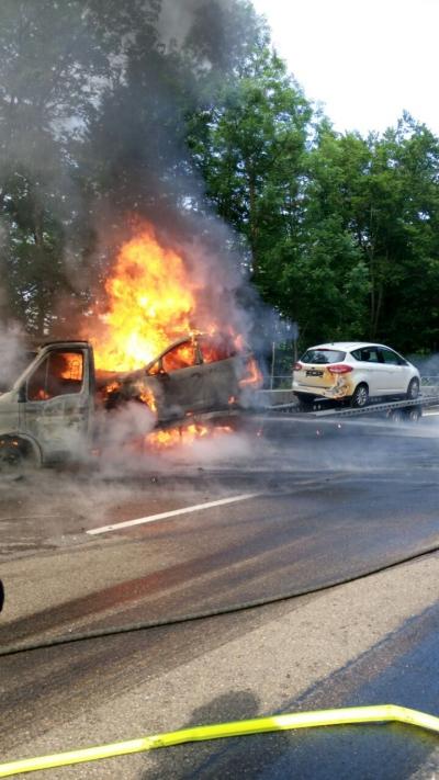 Muehlhausen: Autotransporter brennt voellig aus