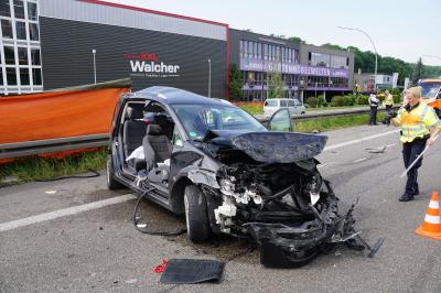 Deizisau: Schwerer Verkehsunfall auf der B10 - 3 Verletzte teils schwer