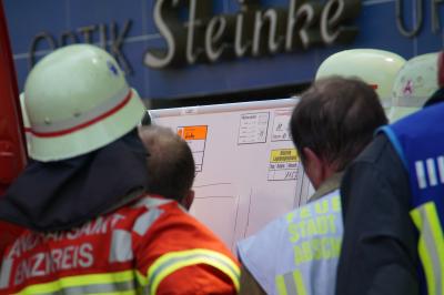 Muehlacker: Dachstuhl-Vollbrand einer Lagerhalle in Muehlacker - mehrere Leicht Verletzte Personen