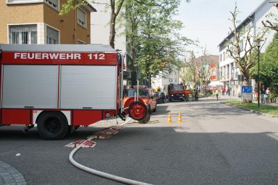 Muehlacker: Dachstuhl-Vollbrand einer Lagerhalle in Muehlacker - mehrere Leicht Verletzte Personen