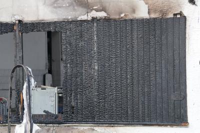 Koenigsbach: Wohnwagen an Reiterhof steht in Vollbrand - Reiterhalle stark beschaedigt