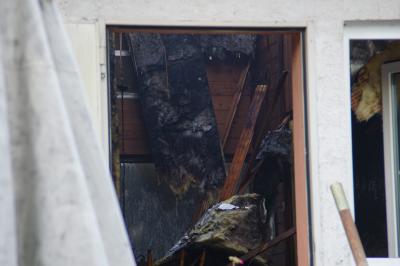 Koenigsbach: Wohnwagen an Reiterhof steht in Vollbrand - Reiterhalle stark beschaedigt