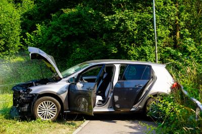 Uhingen: PKW kommt von Fahbahn ab und prallt gegen Strassenlampe