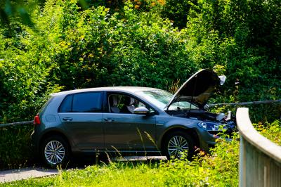 Uhingen: PKW kommt von Fahbahn ab und prallt gegen Strassenlampe