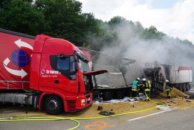 Gruibingen: Lkw kollidiert mit Lkw und faengt Feuer