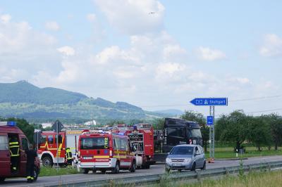 Aichelberg: Rauchender LKW loest Einsatz fuer die Feuerwehr aus