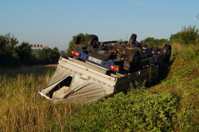 A81/Pleidelsheim: Transporter kracht in den Graben und ueberschlaegt sich - Fahrer konnte leicht verletzt gerettet werden