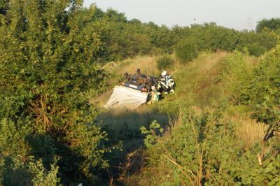A81/Pleidelsheim: Transporter kracht in den Graben und ueberschlaegt sich - Fahrer konnte leicht verletzt gerettet werden