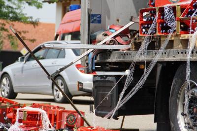 Schuetzingen: Sattelauflieger verliert 300 Kisten Bier