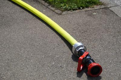 Schuetzingen: Sattelauflieger verliert 300 Kisten Bier