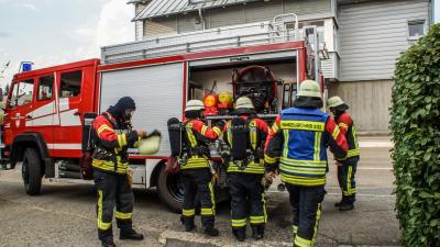 Dagersheim: Ehemaliges Volksbankgebaeude in Dagersheim faengt Feuer- Uebung der Feuerwehr