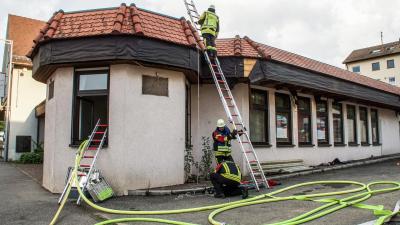 Dagersheim: Ehemaliges Volksbankgebaeude in Dagersheim faengt Feuer- Uebung der Feuerwehr