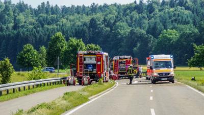 Deufringen/Gaertringen: PKW kommt von der Strasse ab und ueberschlaegt sich mehrmals - Beifahrer schwer verletzt
