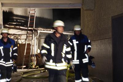 Pforzheim: Letzte Nacht stand ein Carport im Innenhof in Vollbrand