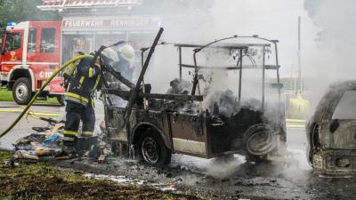 Renningen: PKW mit Anhaenger brennt vollstaendig aus.