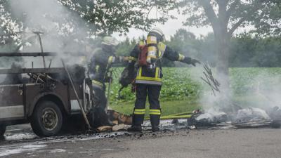 Renningen: PKW mit Anhaenger brennt vollstaendig aus.