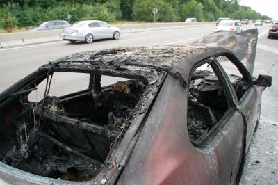 Pforzheim: Pkw Vollbrand auf der A8 bei Karlsbad - Verkehr Staut sich