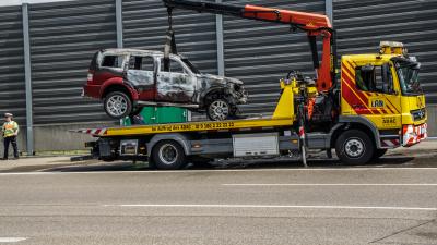 Leonberg: PKW faengt nach dem Engelberg Tunnel Feuer und brennt vollstaendig aus.