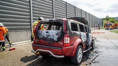 Leonberg: PKW faengt nach dem Engelberg Tunnel Feuer und brennt vollstaendig aus.