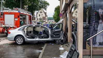 Weil der Stadt: Drei Verletzte bei schwerem Unfall - PKW landet in Schaufensterscheibe