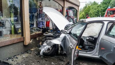 Weil der Stadt: Drei Verletzte bei schwerem Unfall - PKW landet in Schaufensterscheibe