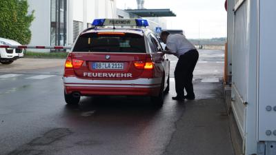Weissach : Gefahrgutunfall bei Porsche loesst Feuerwehr Einsatz aus 