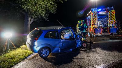 Nufringen: PKW kommt von der Strasse ab und kracht gegen einen Baum - Fahrer schwer verletzt