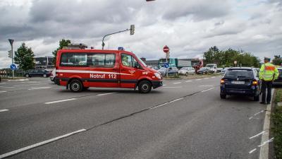 Nufringen: Bremsmanoever loesst fatale Kettenreaktion aus - PKW fliegt von der Strasse