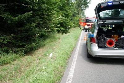 Engelsbrand: Verkehrsunfall PKW gegen Baum - 1 Person Verletzt
