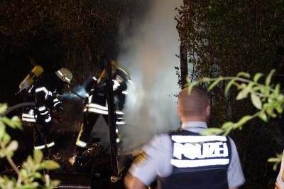 Kaempfelbach-Bilfingen: Wohnwagen und Tanne in Vollbrand, Gasflasche entleert sich durch Waerme