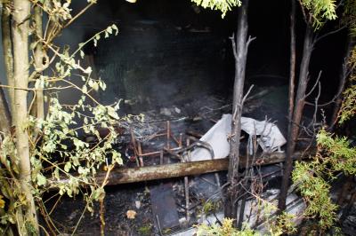 Kaempfelbach-Bilfingen: Wohnwagen und Tanne in Vollbrand, Gasflasche entleert sich durch Waerme